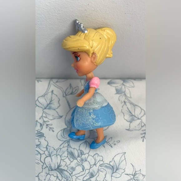 Disney Cinderella Posable Mini Princess in  Sparkly Blue Dress - Picture 4 of 6